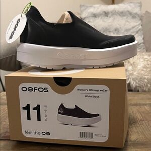 OOFOS Women's OOmega eeZee Black and White Shoes NEWT . Sz. 11